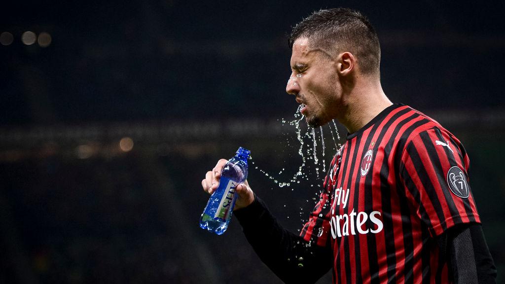 Klub Liga Italia, AC Milan, kabarnya serius mendepak Rade Krunic. Foto: Nicolò Campo/LightRocket via Getty Images.
