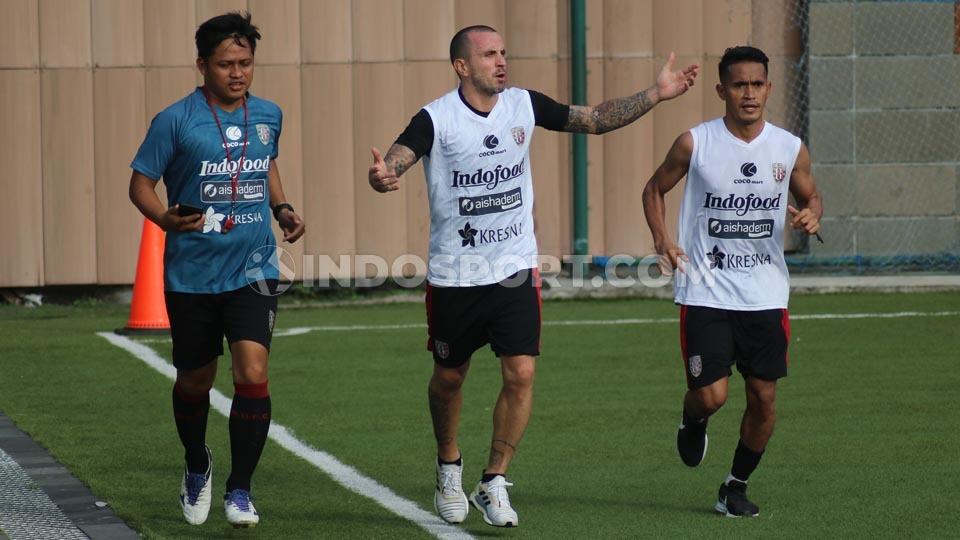 Sidik Saimima (kanan) saat berlatih fisik bersama Paulo Sergio.