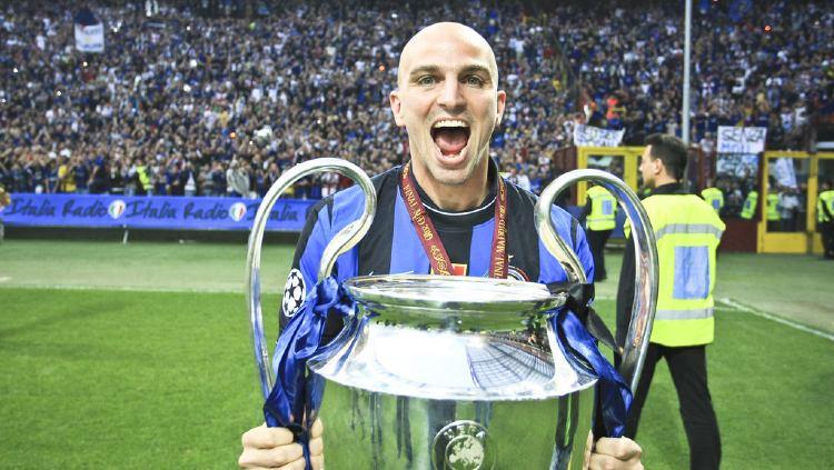 Gelandang legendaris Inter Milan, Esteban Cambiasso merayakan gelar juara Liga Champions 2009/10 silam.