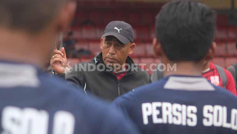 Pelatih Persis Solo, Salahudin, memimpin latihan tim menjelang Liga 2 2020.
