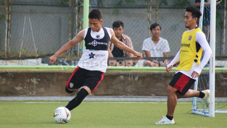 Dias Angga Putra (kiri) dibayangi M Taufik dalam sesi latihan Bali United di lapangan sintetis milik Australian Independent School (AIS), Denpasar, Bali, Selasa (7/1/20). - INDOSPORT
