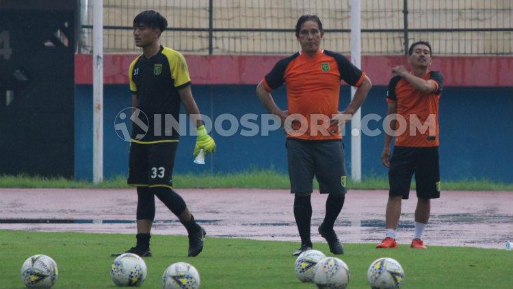 Pelatih Kiper Persebaya, Beny van Breukelen saat melatih anak asuhnya.