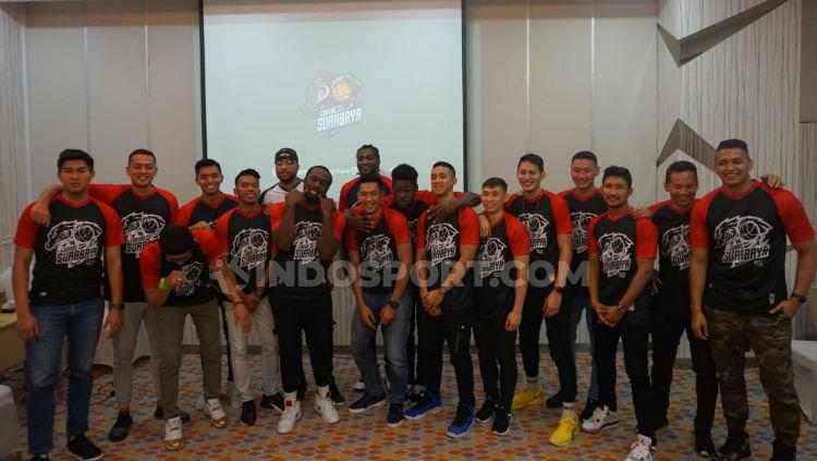 Para pemain Louvre Surabaya saat Melakukan Foto Bersama usai Acara Jumpa Pers Jelang Hadapi IBL 2020 di Hotel Harris, Semarang. Foto: Alvin Syaptia/INDOSPORT