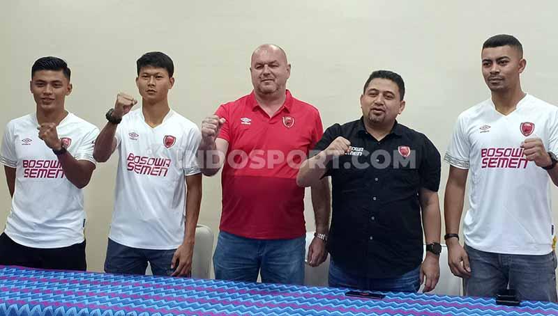 CEO PSM Makassar, Munafri Arifuddin (hitam), berfoto bersama pelatih Bojan Hodak (merah) dan tiga pemain baru untuk Liga 1 2020, Irsyad Maulana, Dedi Gusmawan, dan Hussein El Dor. - INDOSPORT