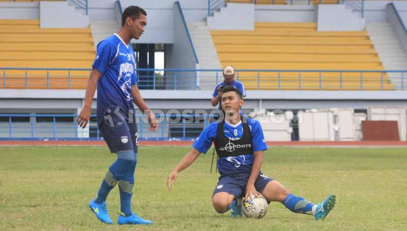 Dua pemain Persib, Abdul Aziz bersama Beni Oktovianto saat berlatih di Stadion SPOrT Jabar, Arcamanik, Kota Bandung, Jumat (10/01/2020). - INDOSPORT