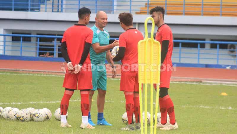Pelatih penjaga gawang Persib, Luiz Fernando Silva Passos di Stadion SPOrT Jabar, Arcamanik, Kota Bandung, Jumat (10/1/20).