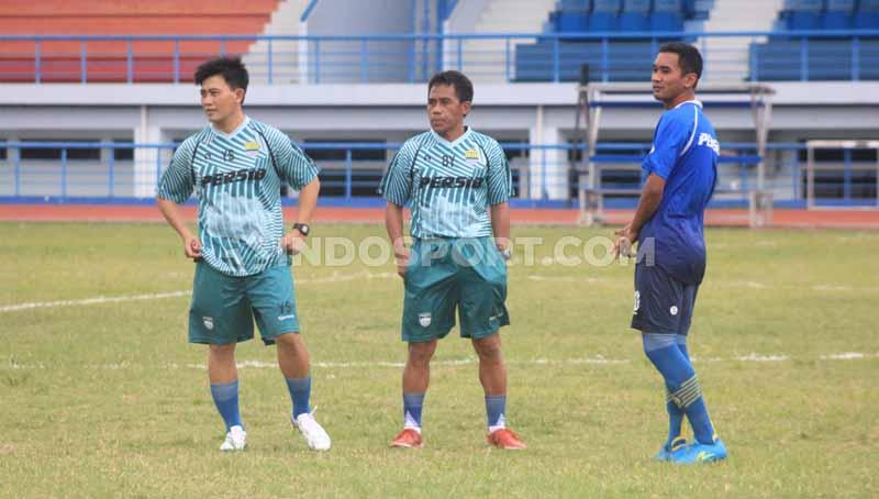 Pemain anyar Persib Bandung, Beni Oktovianto bersama staf pelatih Persib Bandung. Copyright: Arif Rahman/INDOSPORT