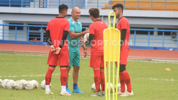 Pelatih penjaga gawang klub Liga 1 Persib Bandung, Luiz Fernando Silva Passos saat melatih tiga penjaga gawang Persib di Stadion SPOrT Jabar, Arcamanik, Kota Bandung, Jumat (10/01/20).