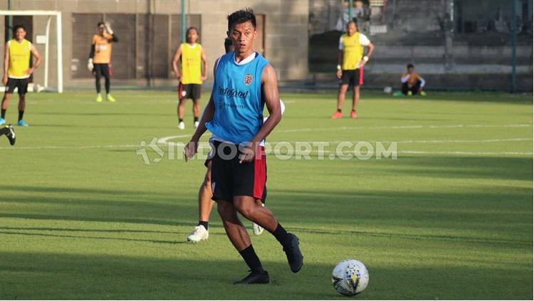 Penyerang Bali United, Lerby Eliandry saat mengikuti latihan menjelang Liga 1 2020 di Lapangan AIS, Denpasar, Bali. Foto: Nofik Lukman Hakim - INDOSPORT