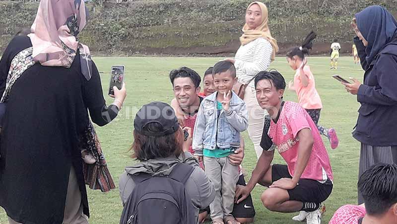 Warga Desa Wonoayu Wajak tampak sangat antusias menyambut para idola mereka di Arema FC dalam Trofeo yang diadakan Dokjrenk FC. - INDOSPORT