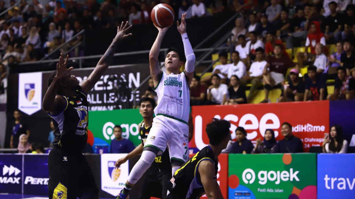 Daniel Wenas, kapten Louvre Surabaya. - INDOSPORT