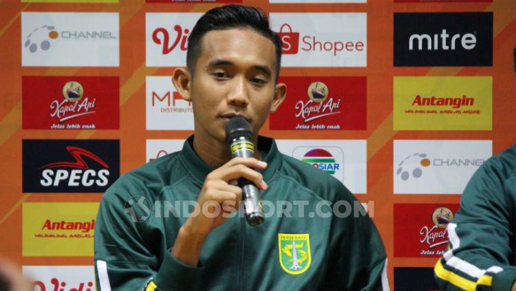 Rizky Ridho dalam konferensi pers klub Liga 1, Persebaya Surabaya. Copyright: Fitra Herdian Ariestianto/INDOSPORT