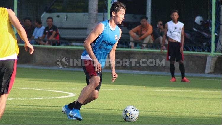 Gavin Kwan Adsit dalam sesi latihan bersama Bali United di Stadion Jalan Besar, Singapura, Selasa (14/1/20). Foto: Nofik Lukman Hakim - INDOSPORT