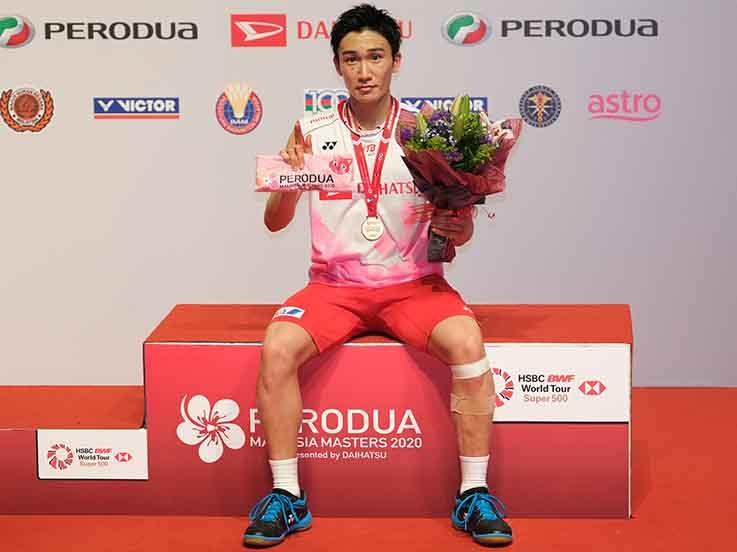 Tunggal putra Jepang, Kento Momota, menjadi juara di Malaysia Masters 2020. Copyright: How Foo Yeen/Getty Images