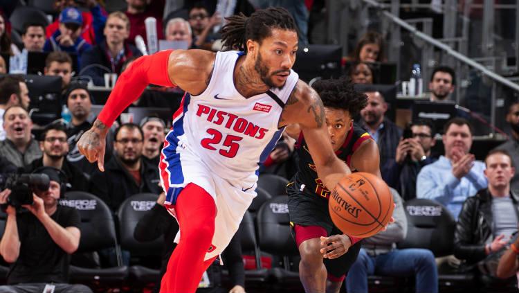 Pemain basket NBA dari klub Detroit Pistons, Derrick Rose lakukan aksi memukau dengan mengelabui tiga pemain Phoenix Suns.