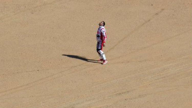 Momen pilu saat rider Rally Dakar, Joaquim Rodrigues menangisi kematian saudara ipar sekaligus pembalap asal Portugal, Paulo Goncalves yang tewas saat tengah membalap.