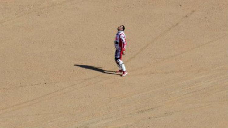 Momen pilu saat rider Rally Dakar, Joaquim Rodrigues menangisi kematian saudara ipar sekaligus pembalap asal Portugal, Paulo Goncalves yang tewas saat tengah membalap. - INDOSPORT
