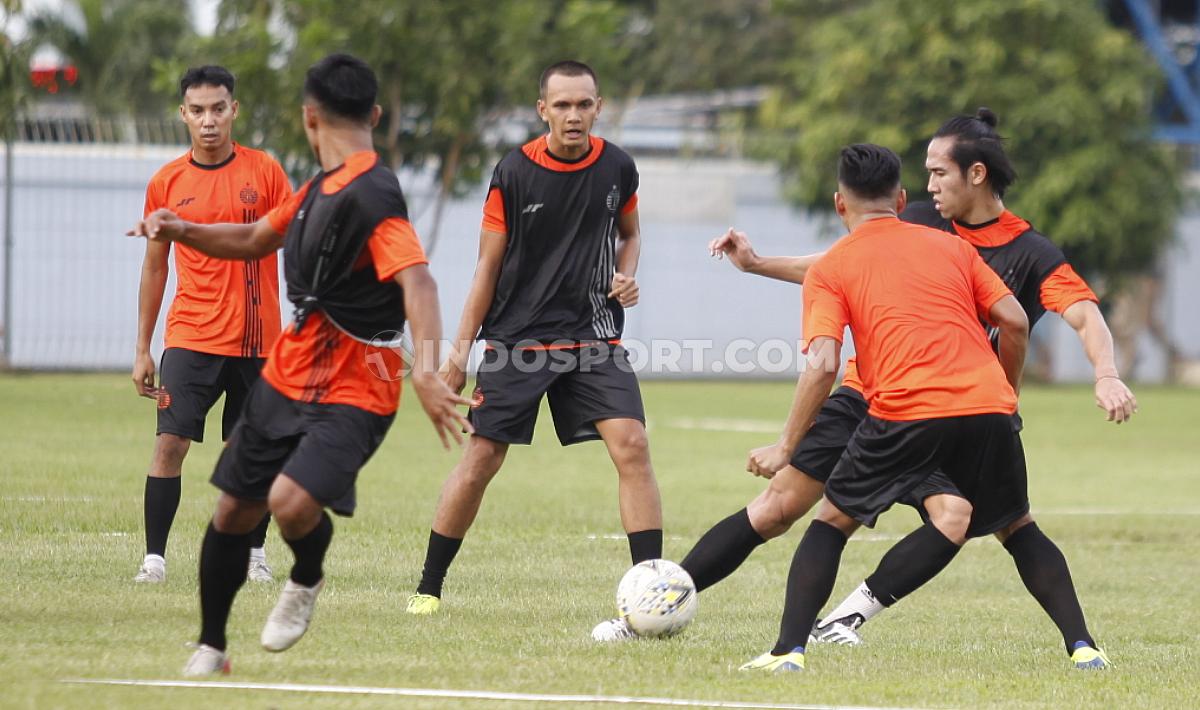 Bek Ryuji Utomo melakukan operan lambung kepada rekan setim dalam latihan sesi perdana Persija Jakarta menyambut Liga 1 2020.