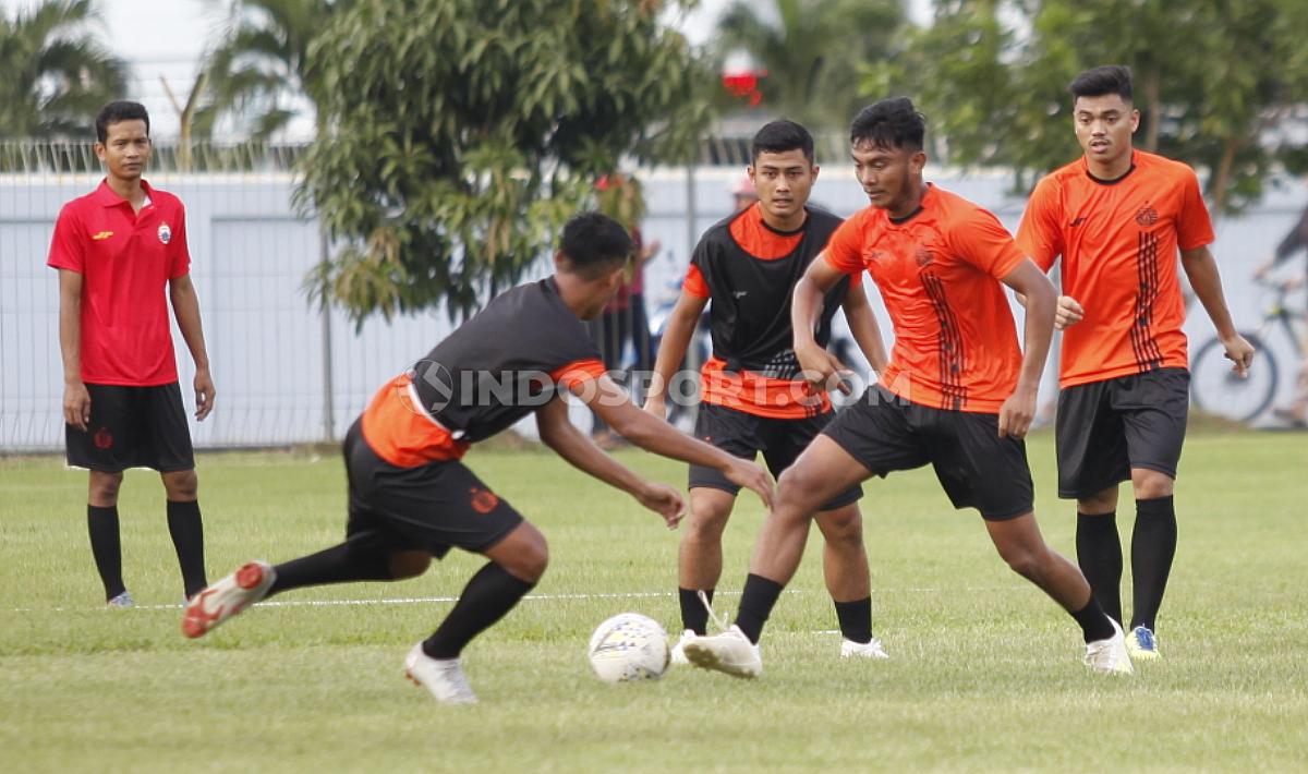 Aksi pemain baru, M. Rafli Mursalim, dalam sesi latihan perdana Persija Jakarta untuk Liga 1 2020 di Lapangan PS AU TNI Halim Perdanakusuma, Jakarta, Senin (13/1/20).