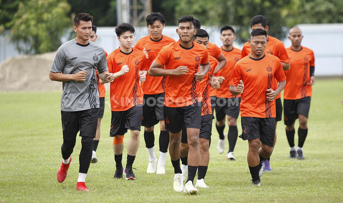 Shahar Ginanjar (kiri) melakukan jogging bersama rekan setim di Persija Jakarta dalam latihan sesi perdana menyambut Liga 1 2020.