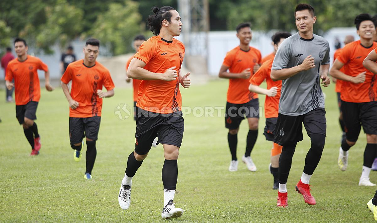 Ryuji Utomo dan Shahar Ginanjar berbincang dalam latihan sesi perdana Persija Jakarta menyambut Liga 1 2020.