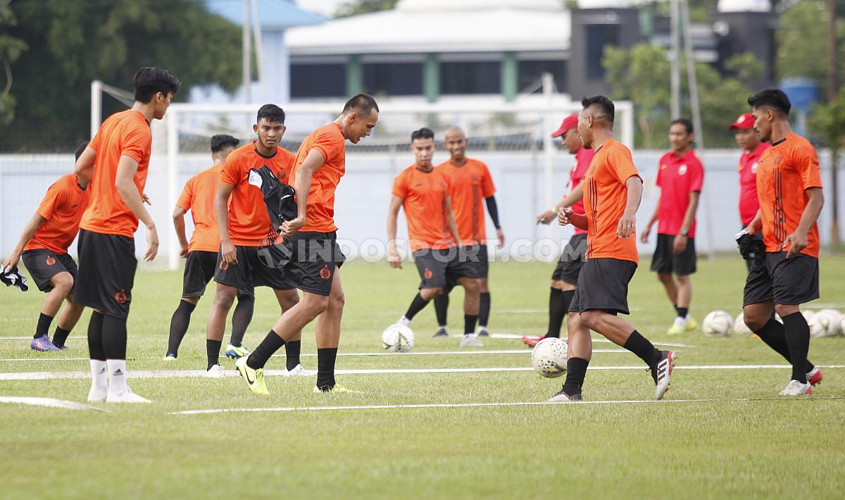 Meski hanya dihadiri 14 pemain, latihan perdana Persija Jakarta untuk Liga 1 2020 di Lapangan PS AU TNI Halim Perdanakusuma, Jakarta, Senin (13/01/20), tampak serius.