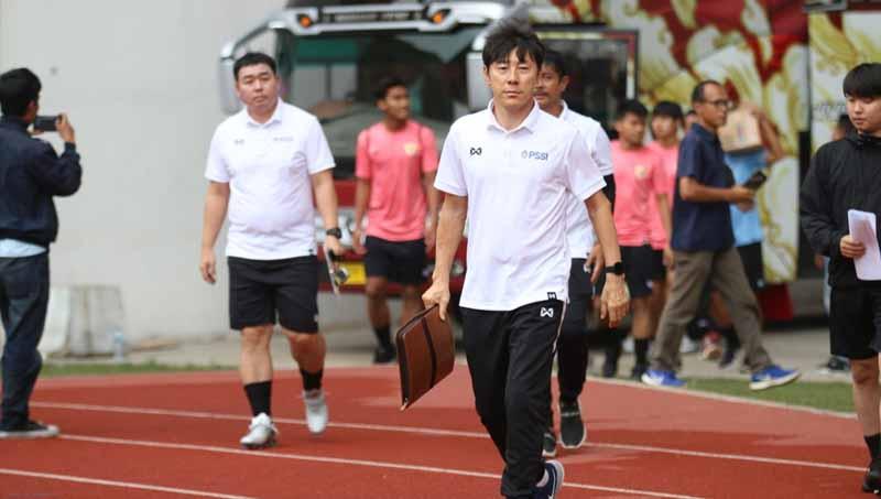 Hari pertama pemusatan latihan Timnas Indonesia U-19 di Stadion Wibawa Mukti Cikarang, Senin (13/01/20) yang dihadiri coach Shin Tae-yong, dalam TC tersebut juga skuat Timnas resmi memakai apparel baru. Copyright: Istimewa
