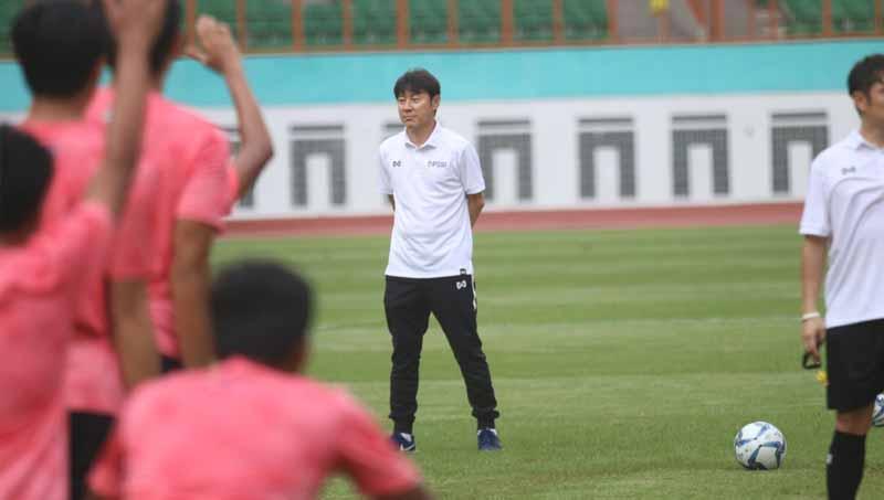 Hari pertama pemusatan latihan Timnas Indonesia U-19 di Stadion Wibawa Mukti Cikarang, Senin (13/01/20) yang dihadiri coach Shin Tae-yong, dalam TC tersebut juga skuat Timnas resmi memakai apparel baru. Copyright: Istimewa