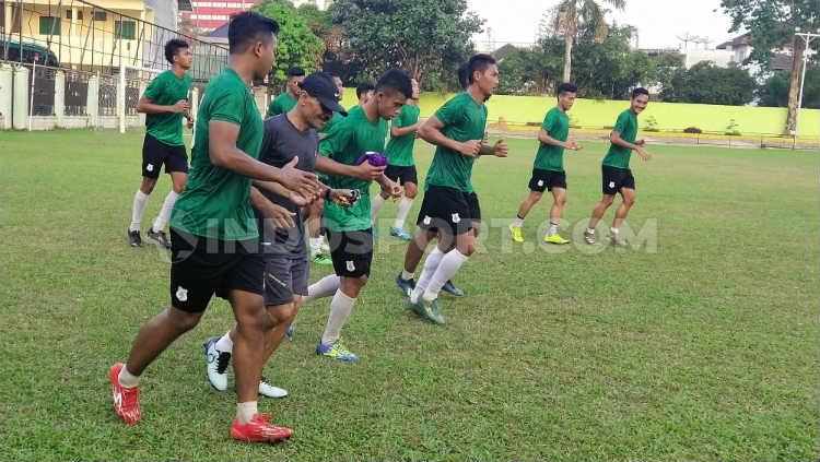 Skuat PSMS Medan menjalani latihan di Stadion Kebun Bunga, Medan, Senin (13/1/2020) sore. - INDOSPORT