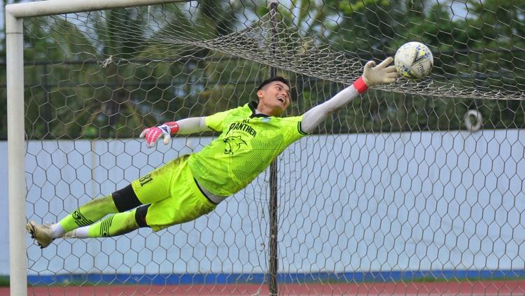 Persib Bandung meminjamkan kiper Dhika Bhayangkara ke Persita Tangerang untuk Liga 1 2021.