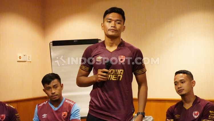 Gelandang klub Liga 1 PSM Makassar, Ahmad Agung Setia Budi, berusaha mengisi kejenuhan selama kompetisi dihentikan. - INDOSPORT