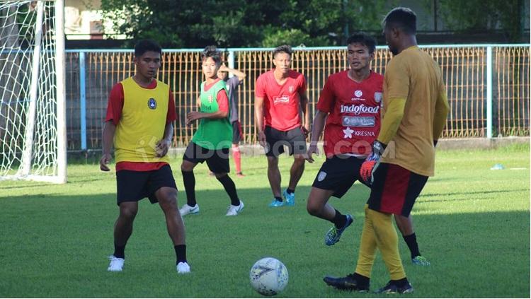 Para pemain Bali United yang tak dibawa ke Singapura, menjalani latihan di Lapangan Samudra, Legian, Badung, Senin (13/1/20). Foto: Nofik Lukman Hakim