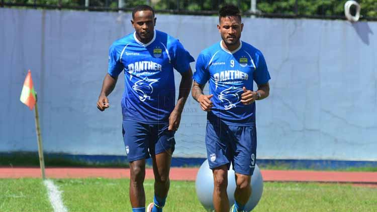 Pelatih Persib Bandung, Robert Rene Alberts, memberikan penilaian pada Wander Luiz dan Joel Vinicius saat melawan Selangor FC pada Turnamen Asia Challenge 2020.