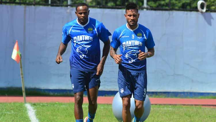 Duo Brasil, Joel Vinicius dan Wander Luiz menjalani latihan perdananya bersama PERSIB di Lapangan SPOrT Jabar Arcamanik, Bandung, Minggu 12 Januari 2020 petang. Copyright: persib.co.id