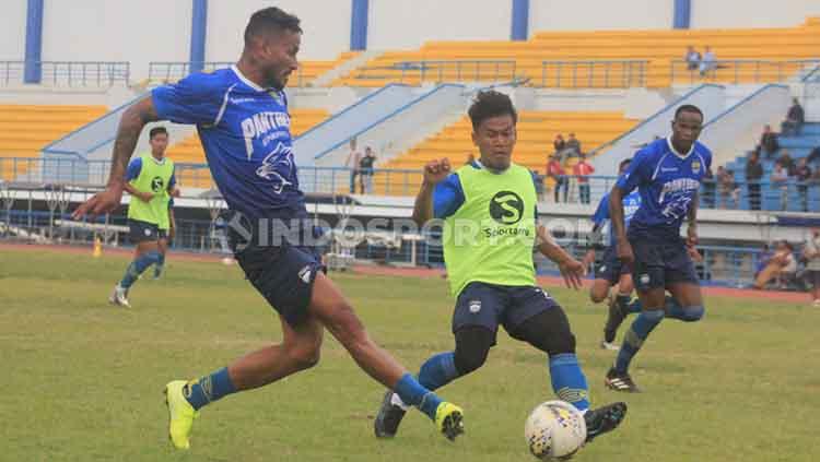 Upaya Wander Luiz memberi umpan mendatar dalam trial Persib Bandung di Stadion SPOrT Arcamanik, Bandung.