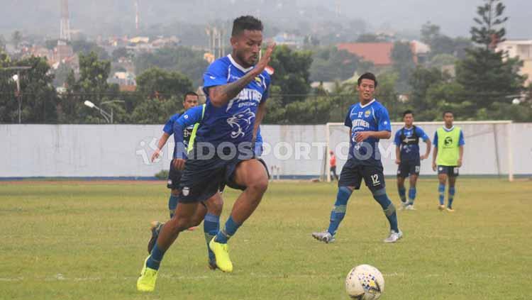 Wander Luiz menunjukkan kemampuannya berlari sambil menggiring bola dalam sesi trial bersama Persib Bandung di Stadion SPOrT Arcamanik, Bandung.
