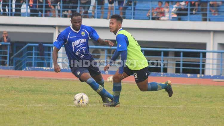 Joel Vinicius berusaha menghadang lawan yang menggiring bola dalam sesi trial Persib Bandung di Stadion SPOrT Arcamanik.