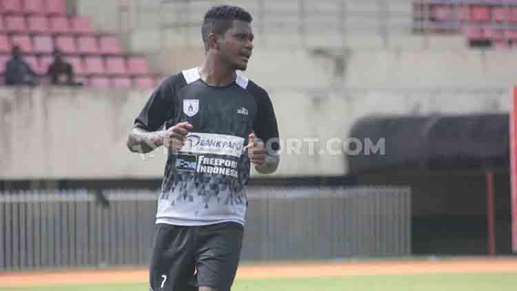 Striker Muda, Ronaldo Wanma memutuskan hengkang dari Persipura. - INDOSPORT