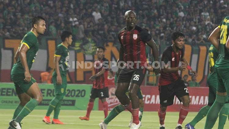 Bruno Casmir mendapat kartu merah di laga uji coba Persebaya Surabaya vs Persis Solo. - INDOSPORT
