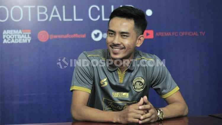Bek sayap Arema FC, Taufik Hidayat, mengaku sangat menantikan momen bersua PSIS Semarang setelah dipastikan mencatat debut starter dalam lanjutan Liga 1 2020. - INDOSPORT