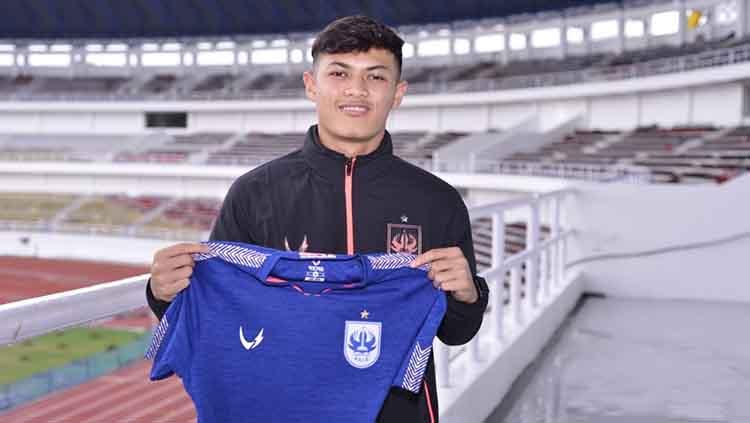 Pemain baru PSIS Semarang, Alfeandra Dewangga, saat diperkenalkan di Stadion Jatidiri, menjelang Liga 1 2020.