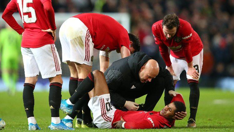 Striker Manchester United, Marcus Rashford mengalami masalah pada punggungnya saat menghadapi Wolves di Piala FA. Copyright: Alex Livesey/Getty Images