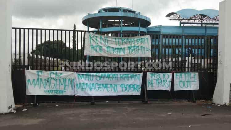 Spanduk kecaman suporter PSS Sleman dan dukungan untuk Seto muncul di pagar Stadion Maguwoharjo. Copyright: Ronald Seger Prabowo/INDOSPORT