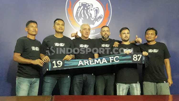 Singgih Pitono (kiri) merupakan mantan pemain legendaris Arema yang kini gabung ke dalam staf kepelatihan di Liga 1.