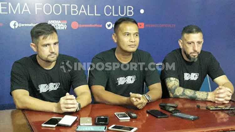 Charis Yulianto (asisten pelatih) dalam perkenalan bersama Felipe Americo (kiri/pelatih kiper) dan Marcos Gonzales (kanan/pelatih fisik)
