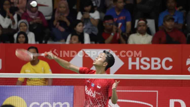 Anthony Sinisuka Ginting mengalahkan Tommy Sugiarto dengan skor 21-16 dan 21-15 di babak kedua Indonesia Masters 2020.