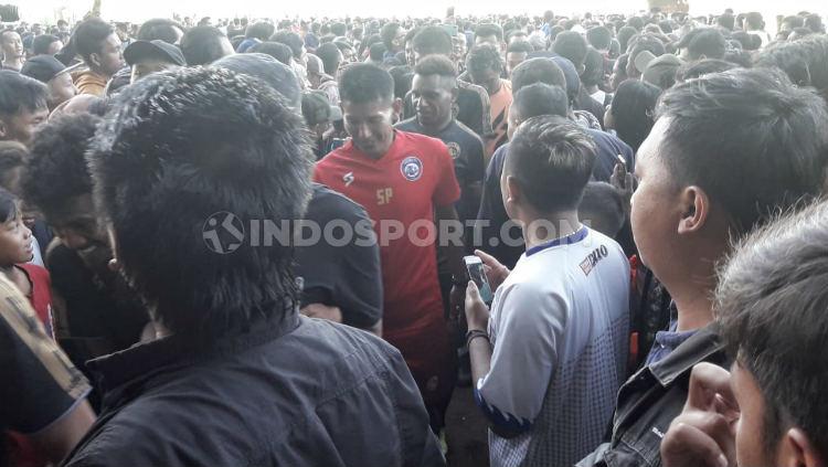 Aremania terlihat berjejal dlm latihan perdana Arema FC menjelang Liga 1 2020. - INDOSPORT