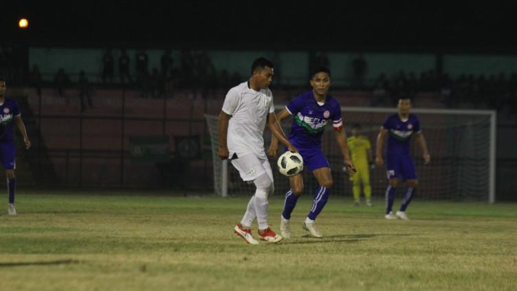 PSMS Medan (baju putih) kalah 1-2 atas klub asal Malaysia, Felda United, di laga perdana Edy Rahmayadi Cup 2020 di Stadion Teladan, Medan, Kamis (16/1/2020) malam.