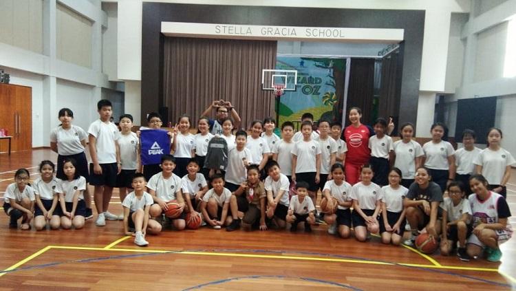 Kegiatan coaching clinic Pekanbaru Allstars,dan produsen olahraga dunia PEAK yang menyasar beberapa sekolah di Kota Pekanbaru. - INDOSPORT