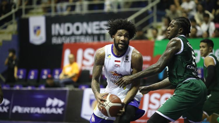 Momen ketika Savon Goodman mencoba menghadang Elijah Jihad Foster di IBL.